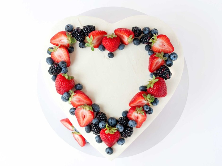 Торт в форме сердца с ягодами