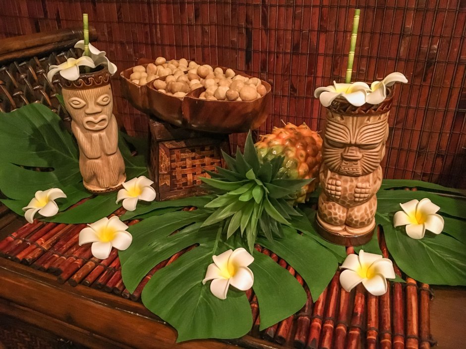 Сервировка стола для гавайской вечеринки