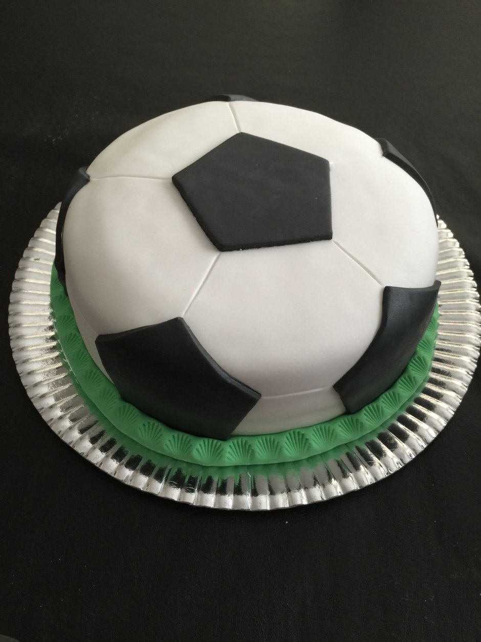 Футбольный торт со сладостями