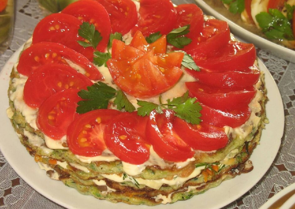 Торт из кабачков с фаршем и помидорами