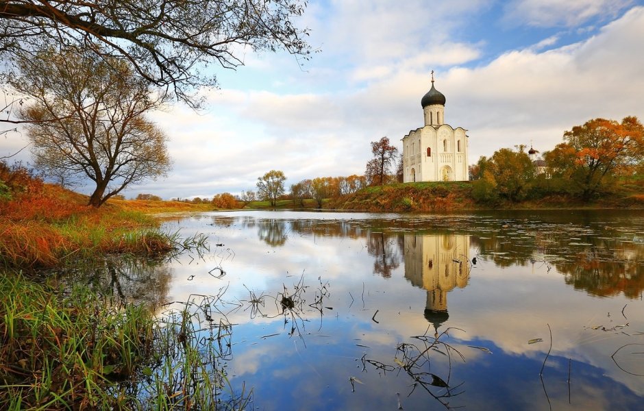 Церковь Покрова на Нерли осенью