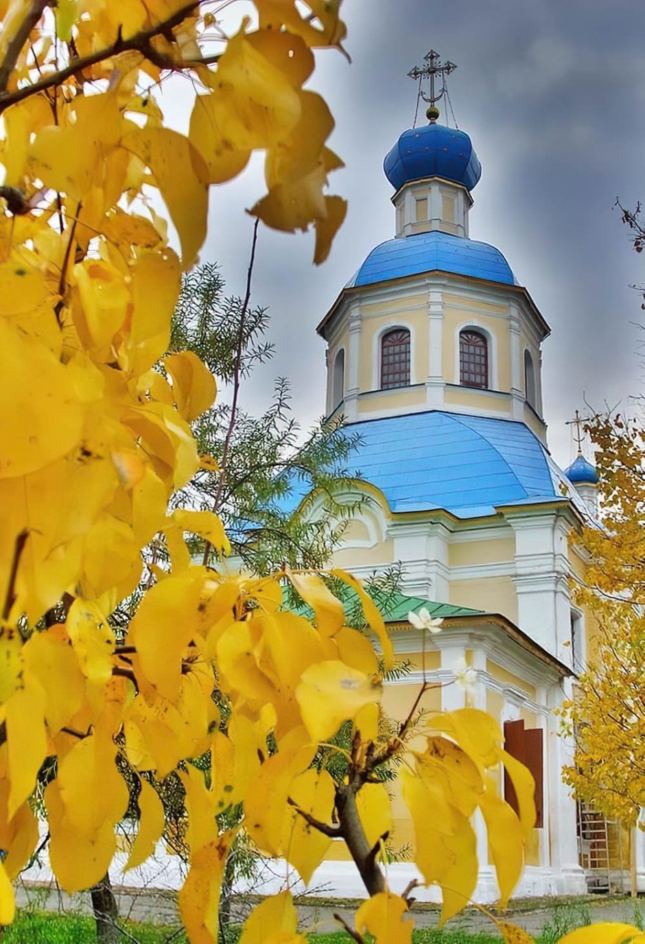 Никольский храм осенью Барнаул