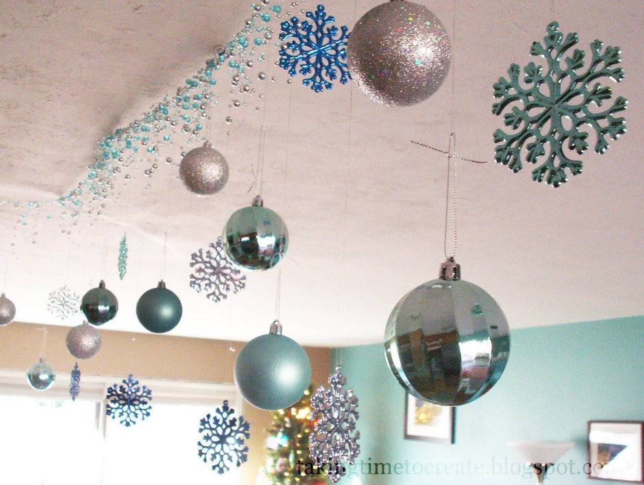 Украсить потолок новогодними шарами