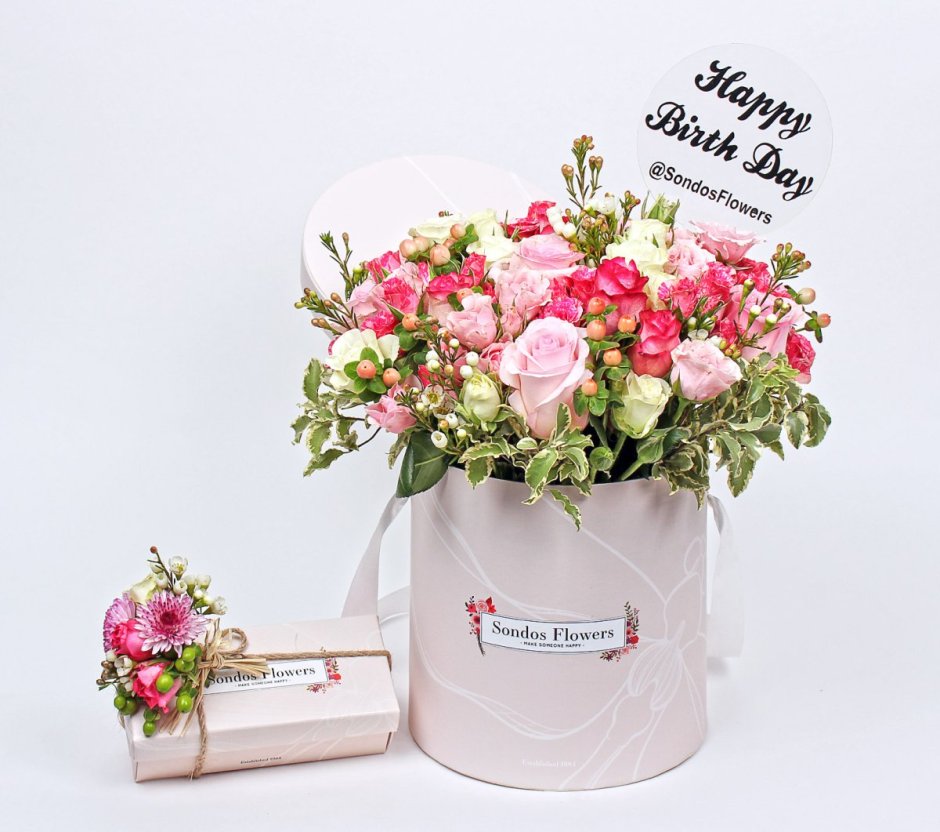 С днём рождения женщине коробка с цветами