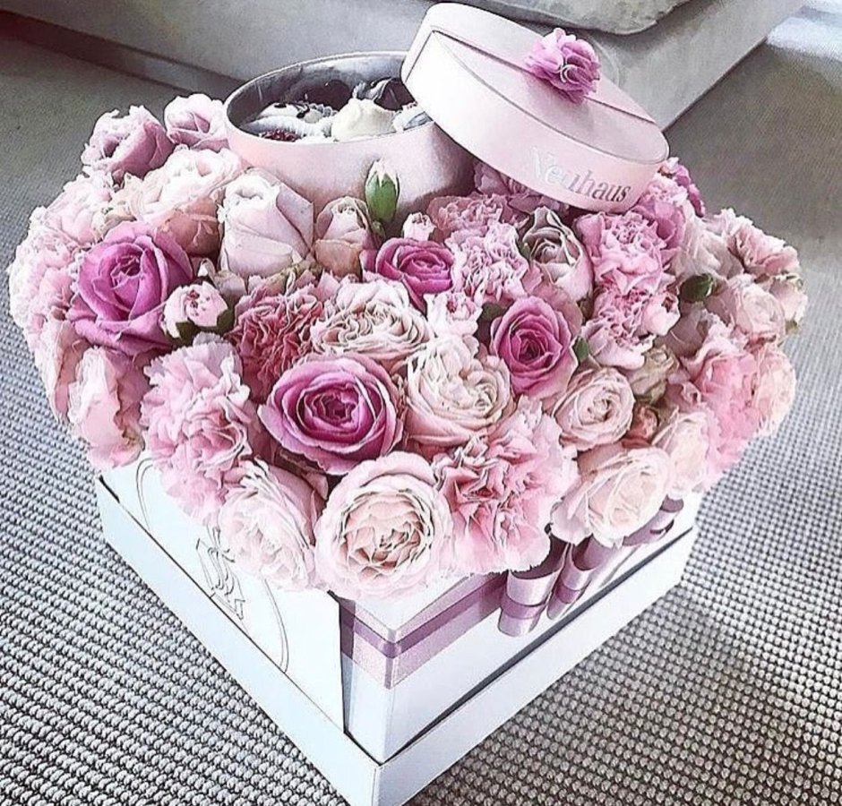 Красивые цветы в коробке