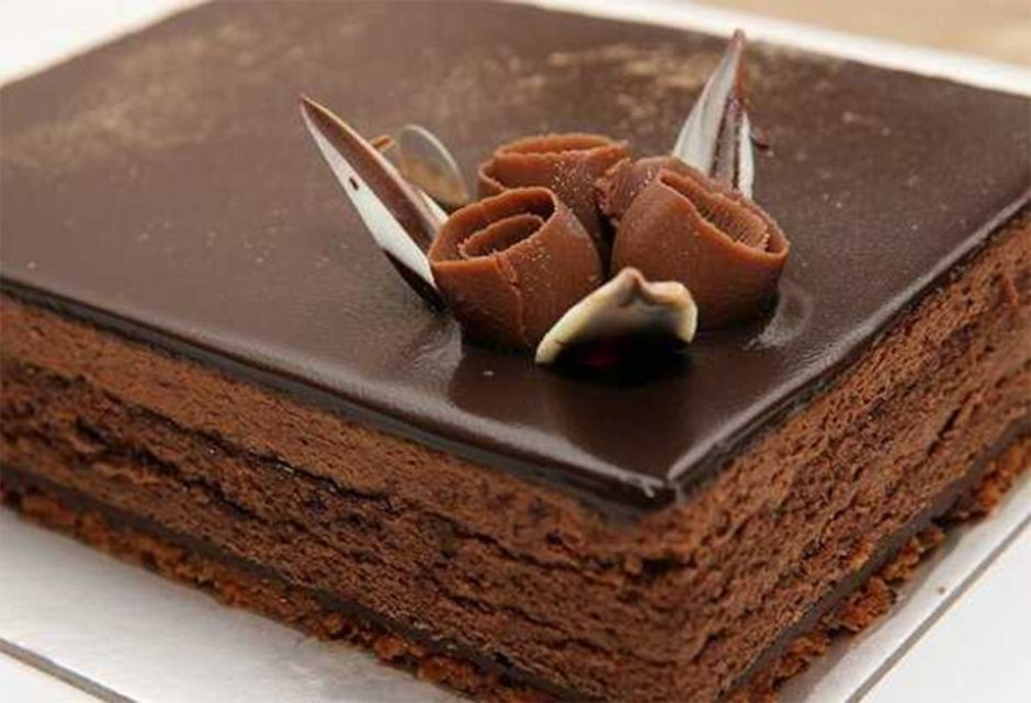 Украшение торта шоколадными конфетами