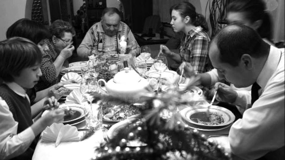 Семья за праздничным столом