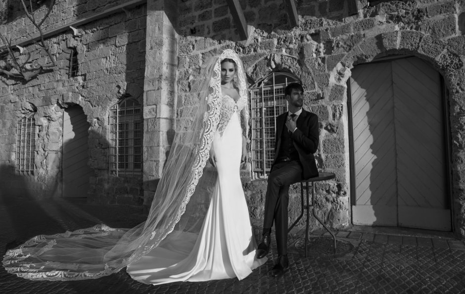 Свадебная фотосессия в пышном платье с женихом