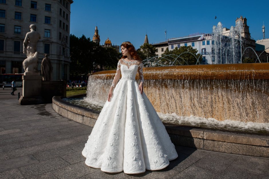 Свадебное платье с воланами на юбке 2020