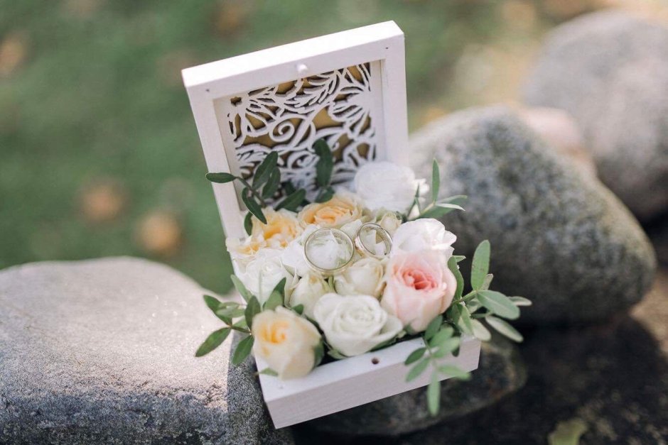 Коробочка с кольцом на белом цвете