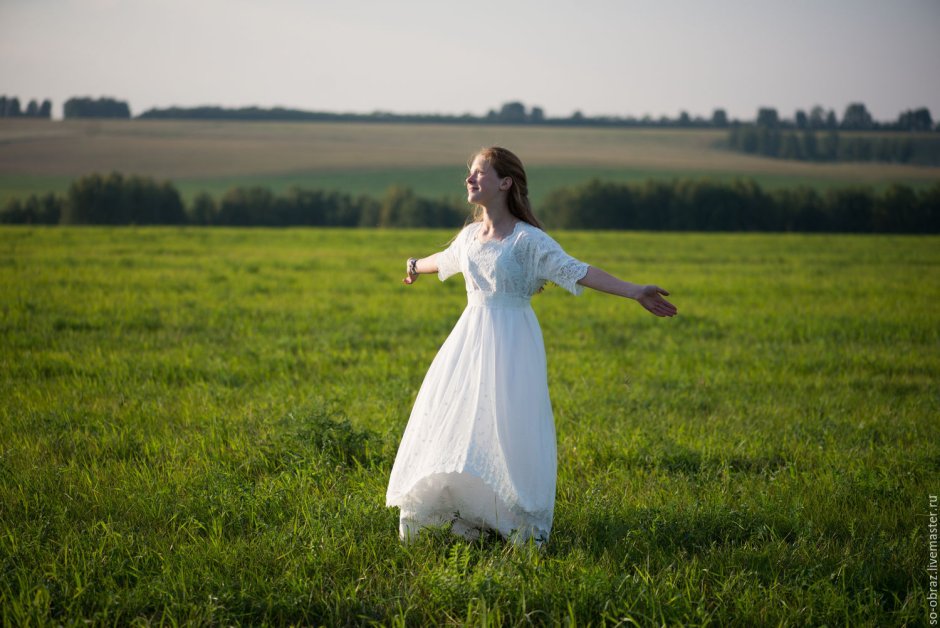 Фотосессия в поле в белом платье