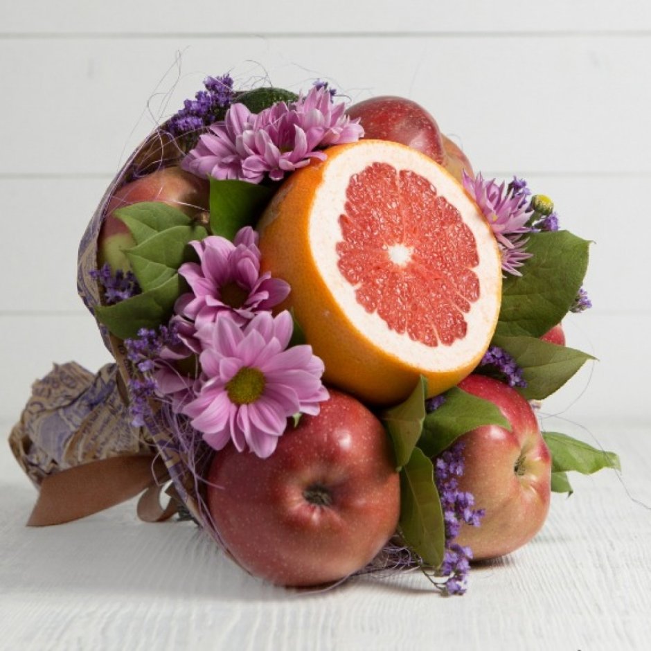 Мини букет из фруктов и цветов