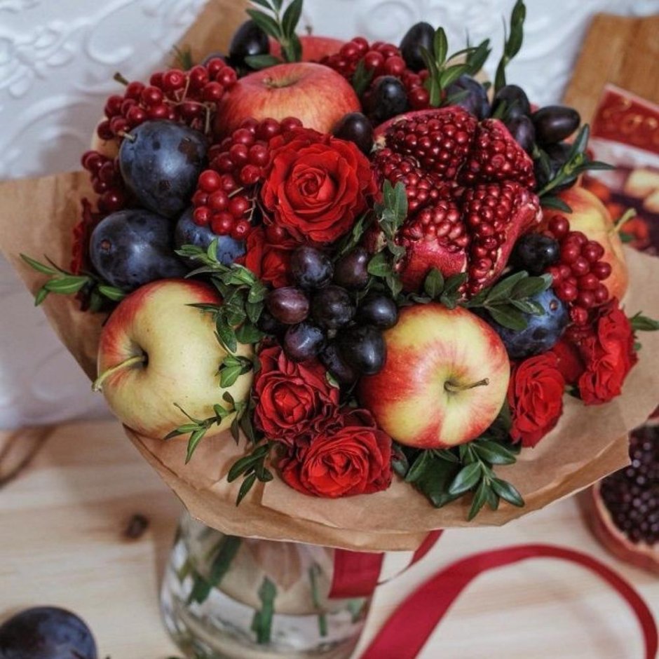 Букет из ягод фруктов и цветов