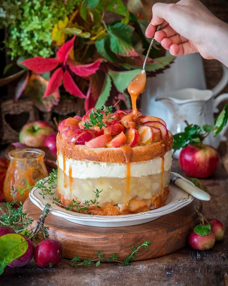 Торт с яблоками декор