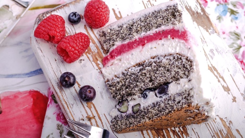Торт маковый с ягодным конфи