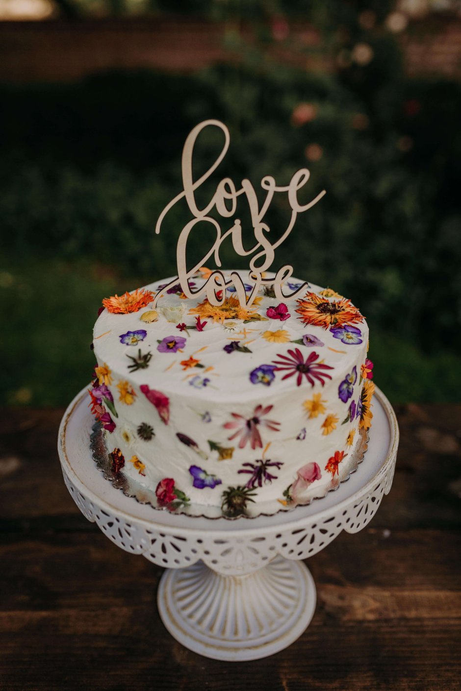 Свадебный торт с полевыми цветами