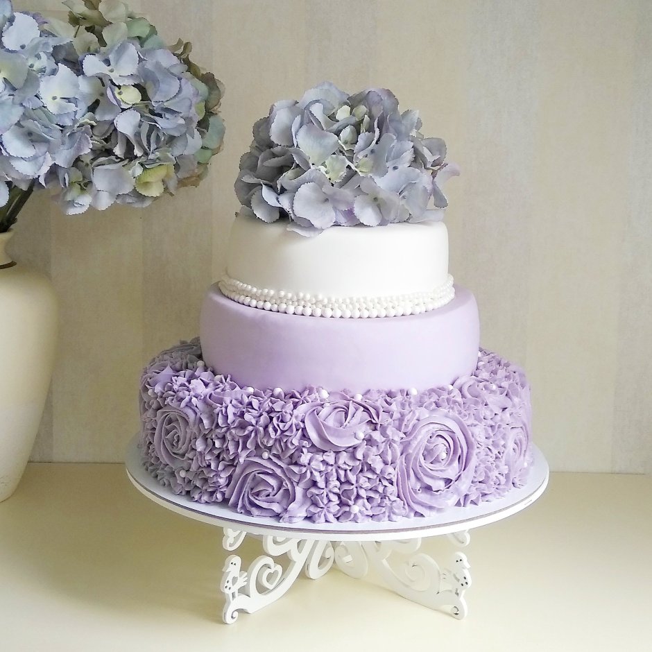 Красивый свадебный торт с лавандой