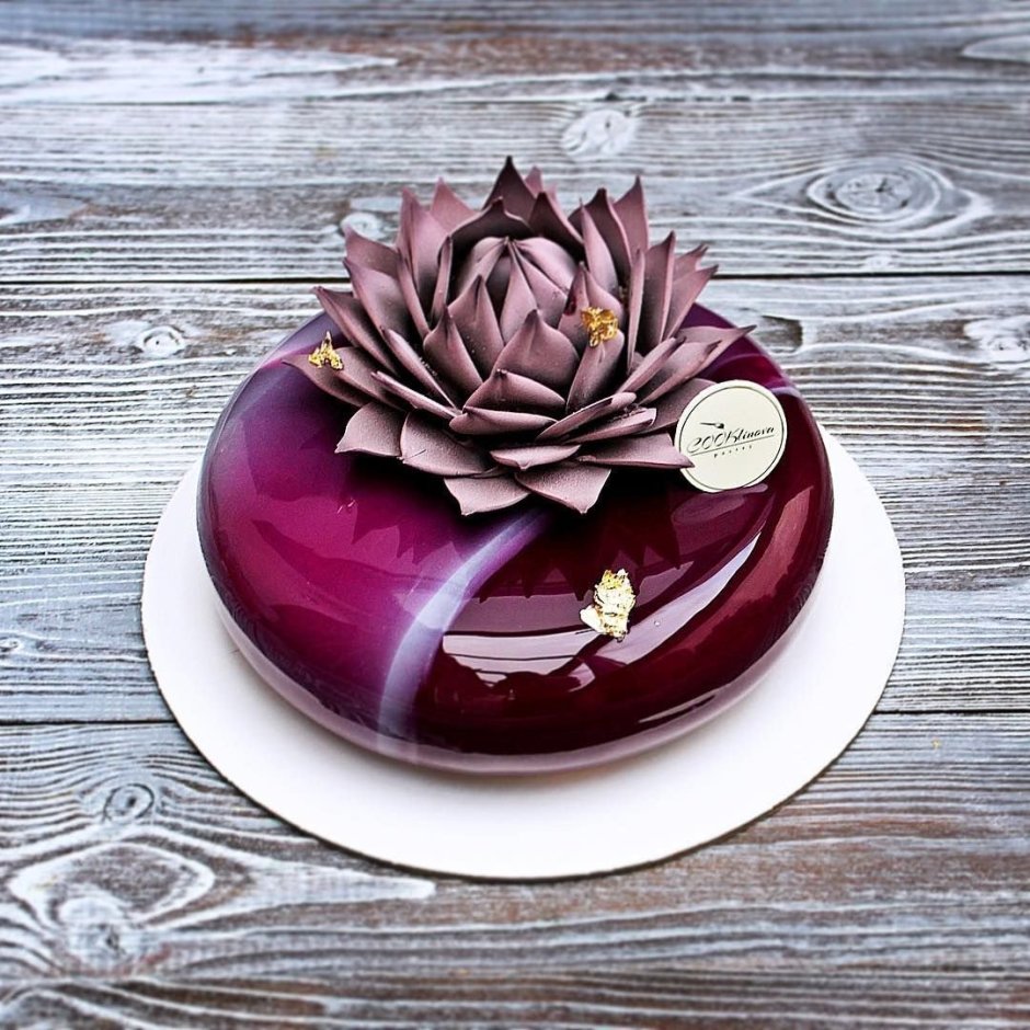 Очень красивый торт на Светлом цвете