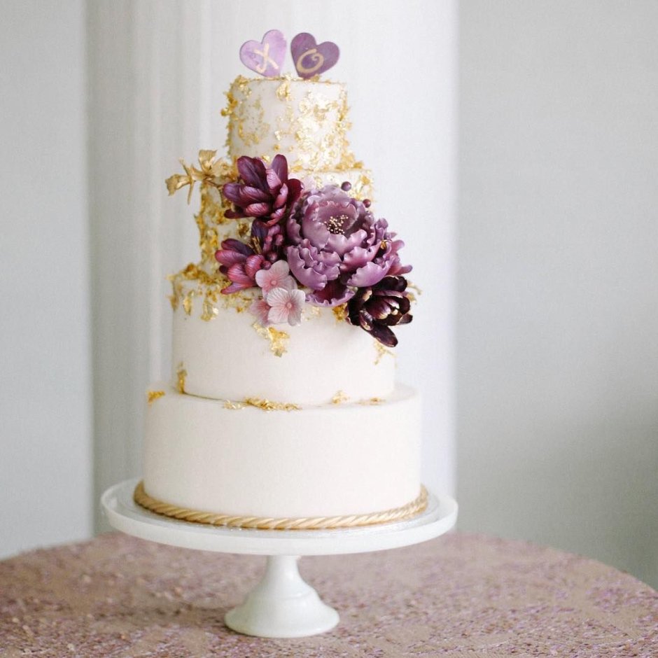 Свадебный торт в лавандовом цвете с живыми цветами