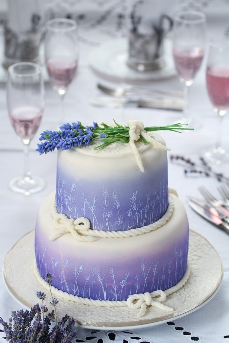 Свадебный торт двухъярусный с эустомой