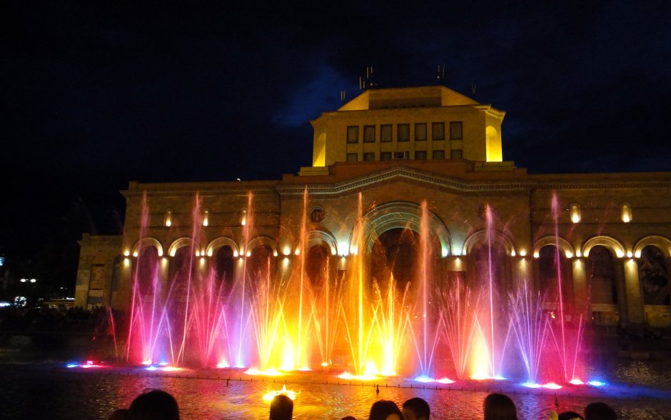 Ереван фонтаны на площади Республики
