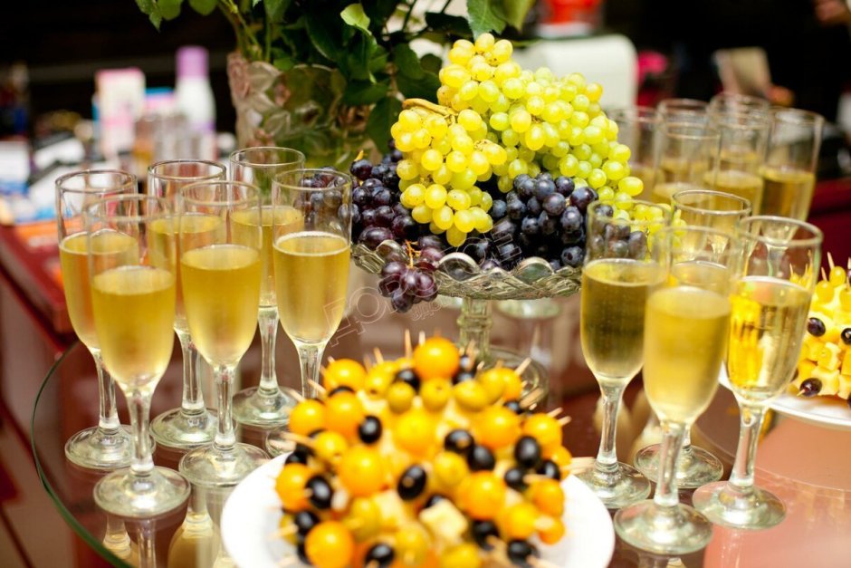 Шампанское и фрукты