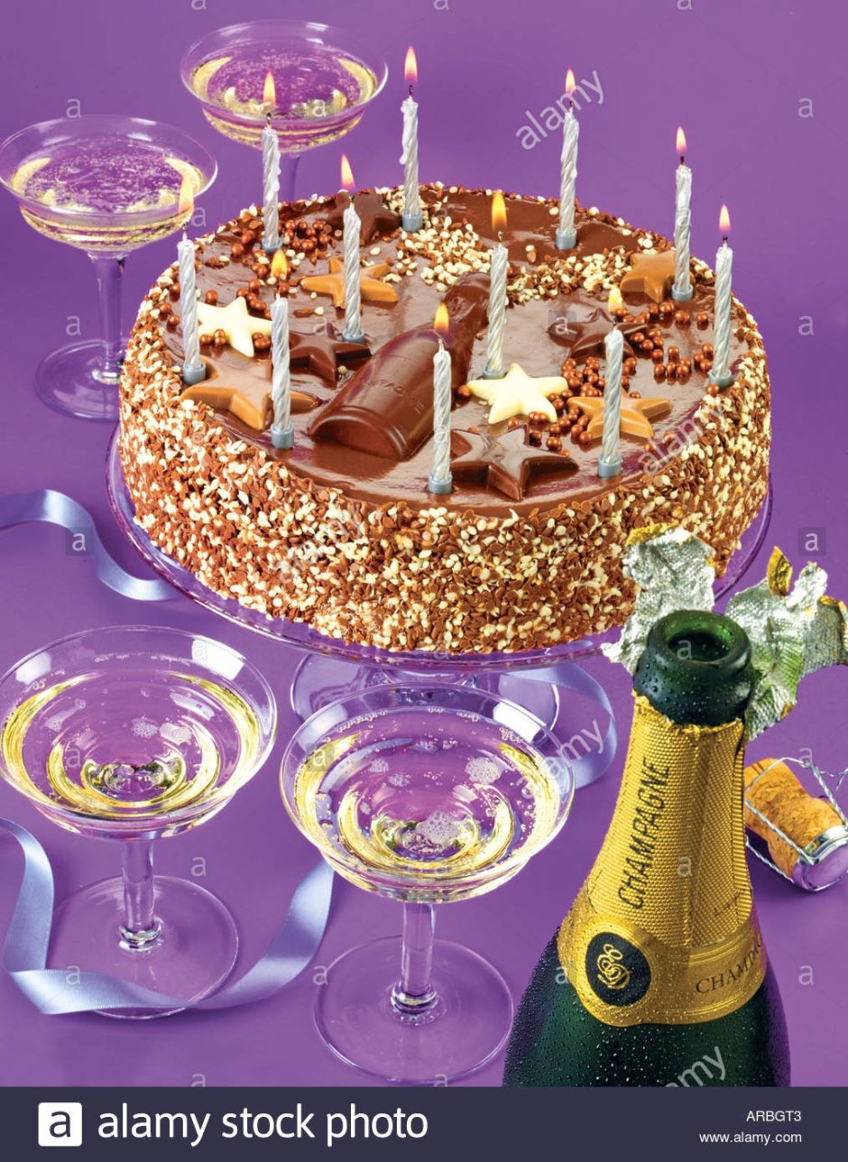 С днём рождения шампанское и торт