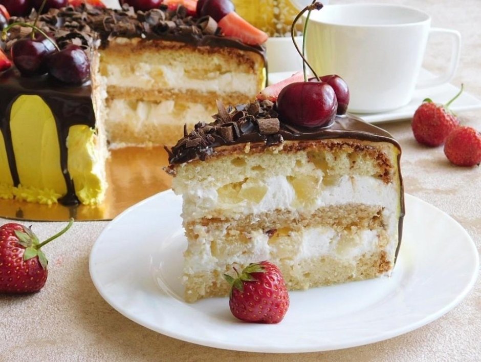 Бисквитный торт со взбитыми сливками