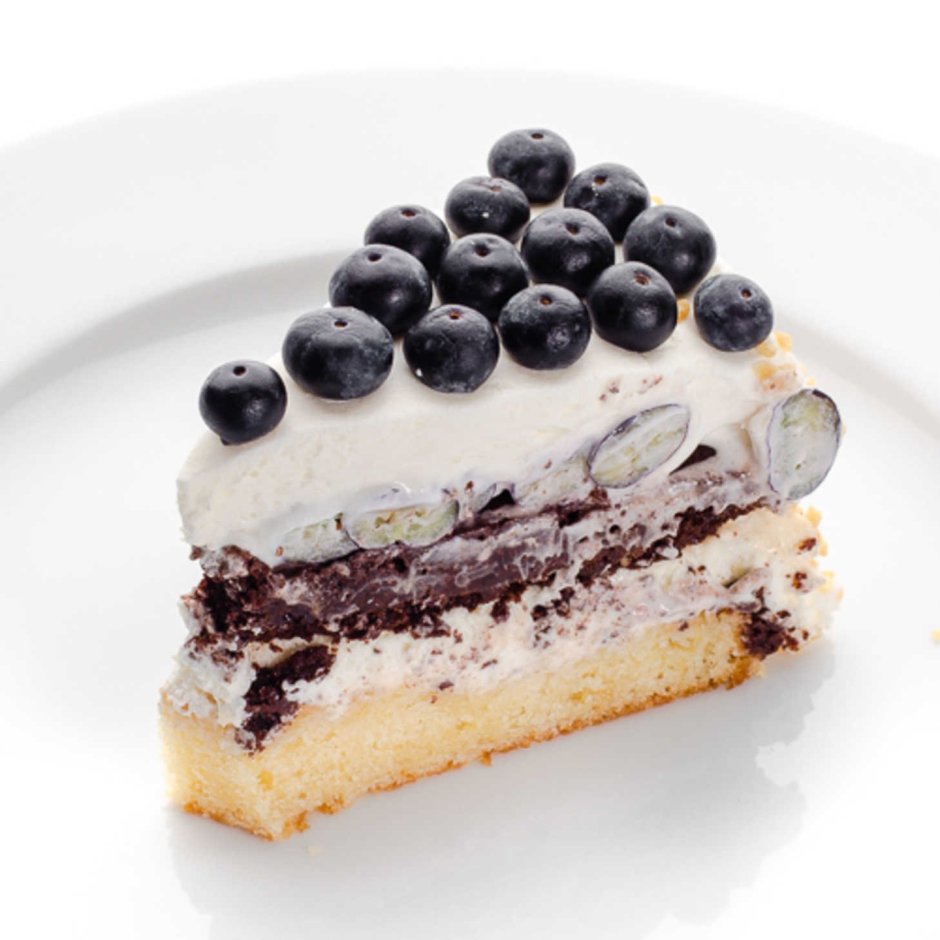 Бисквитный торт с голубикой