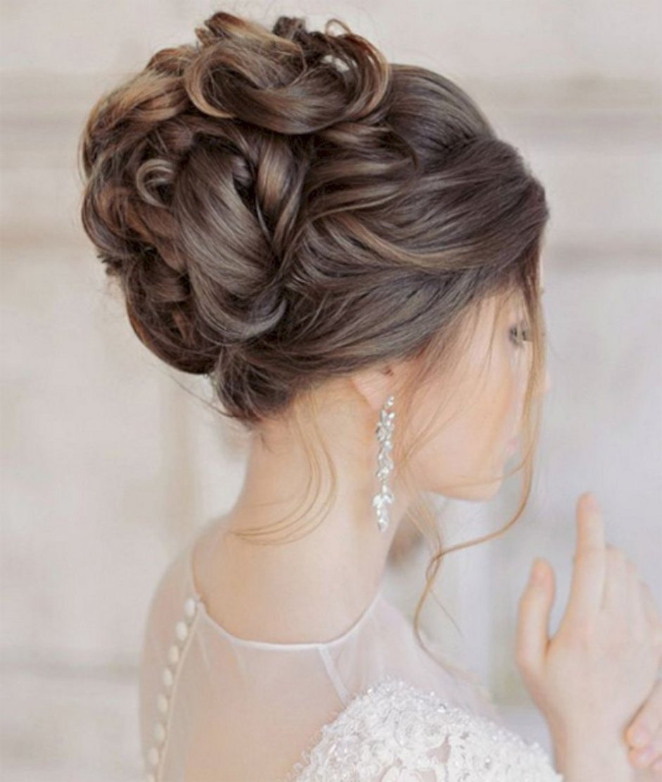 Прическа на свадьбу на длинные волосы пучок