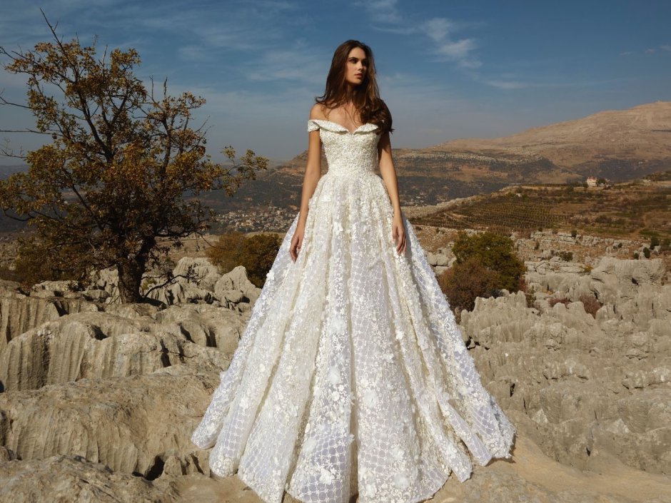 Примеряет свадебное платье