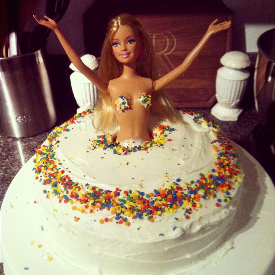 Девушка печет торт