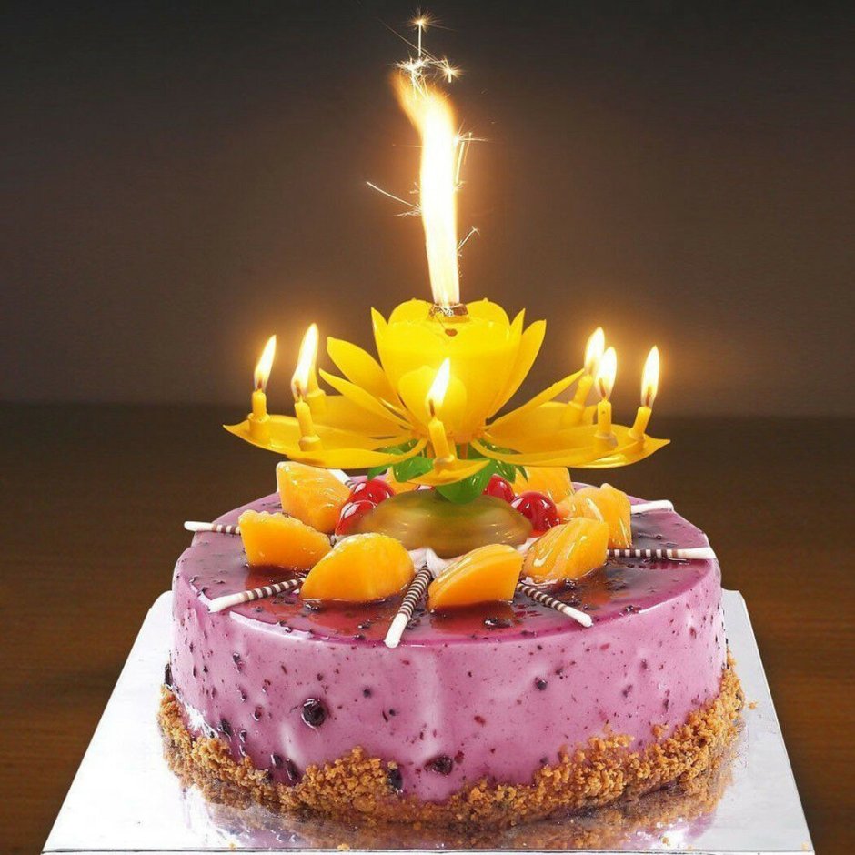 Красивый торт со свечами