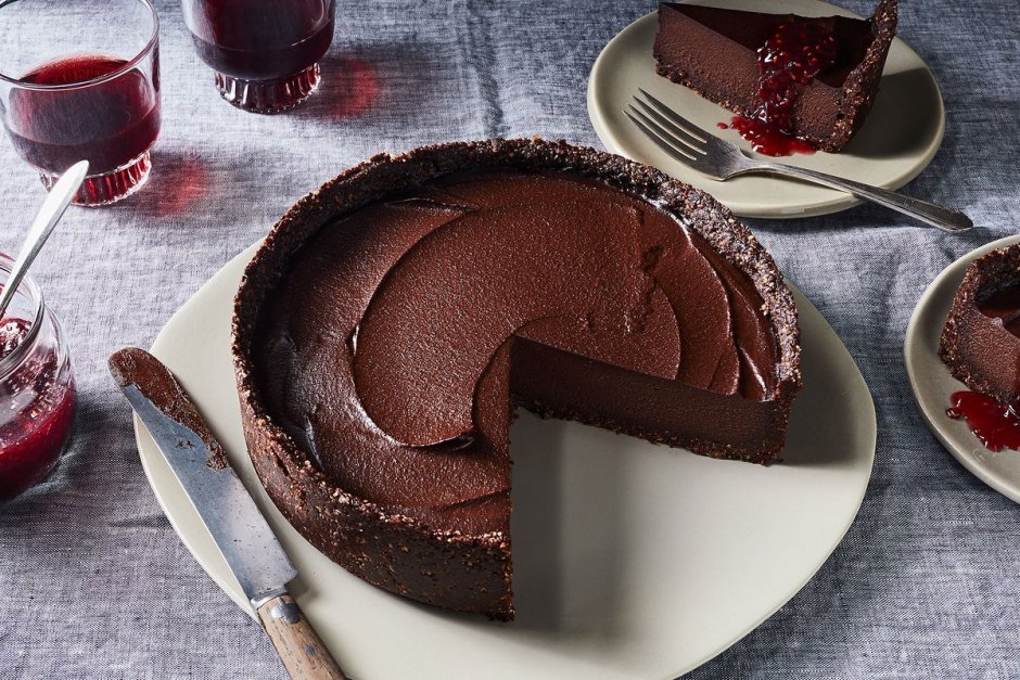 Шоколадный торт с клубникой разрез