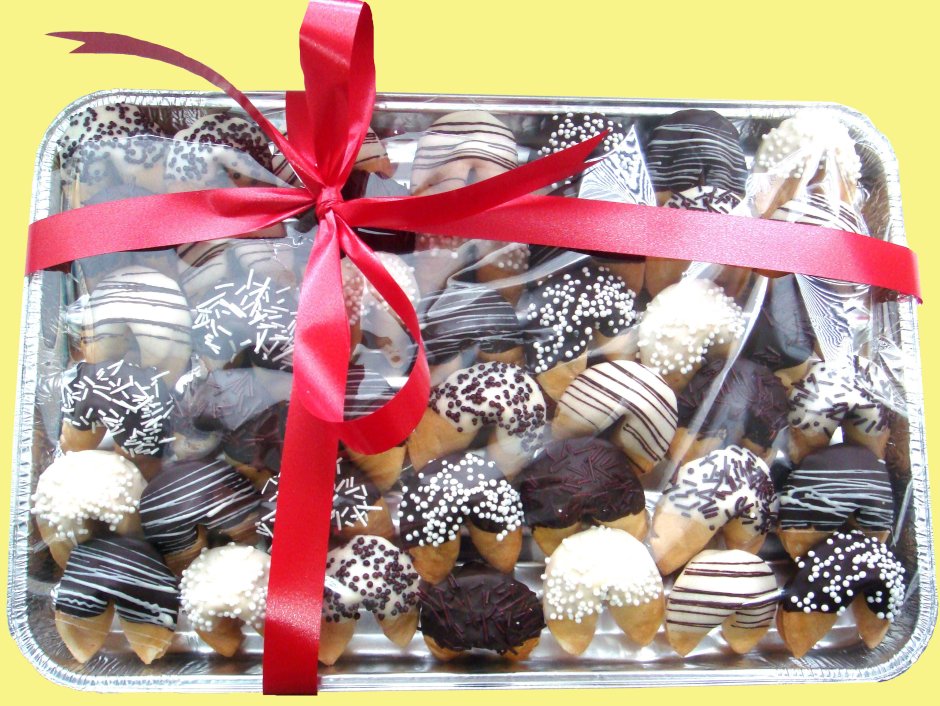 Подарочные коробки с конфетами и печеньем