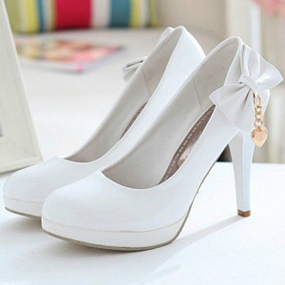 Туфли белые на каблуке для девочки