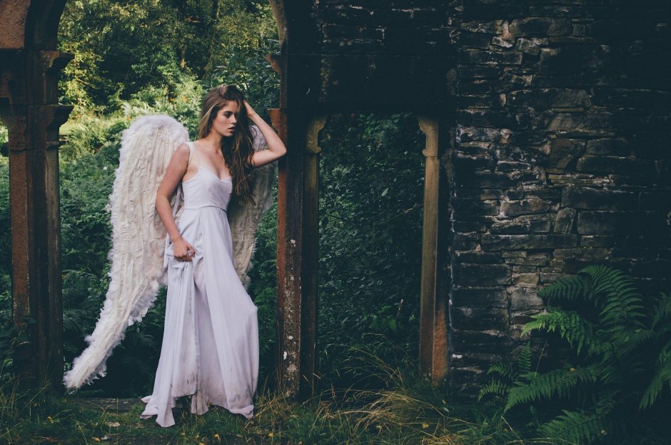 Ангел в длинном платье