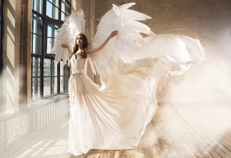 Девушка с крыльями в платье