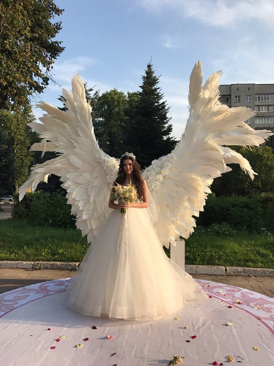 Девушка в пышном платье с крыльями