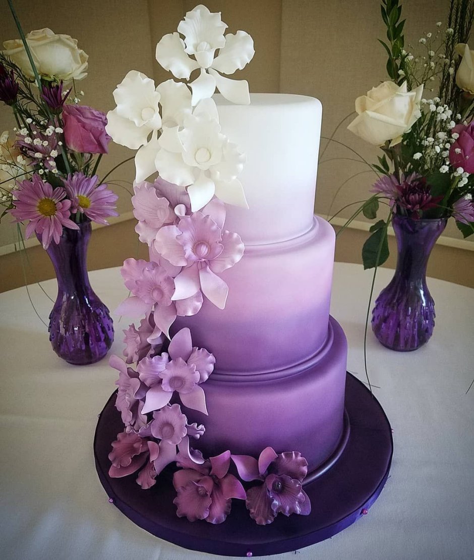 Свадебные торты на подставках фиолетовые