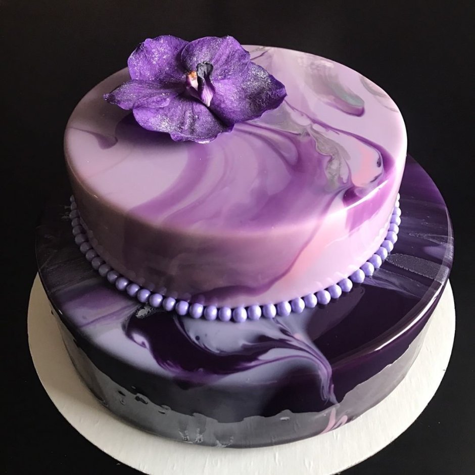 Фиолетовый многоярусный свадебный торт