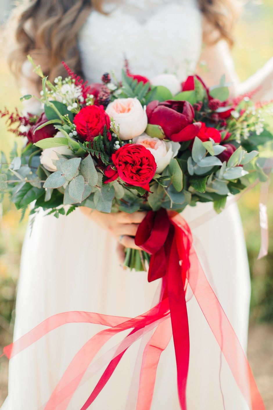 Свадебный букет из красных роз с гипсофилой