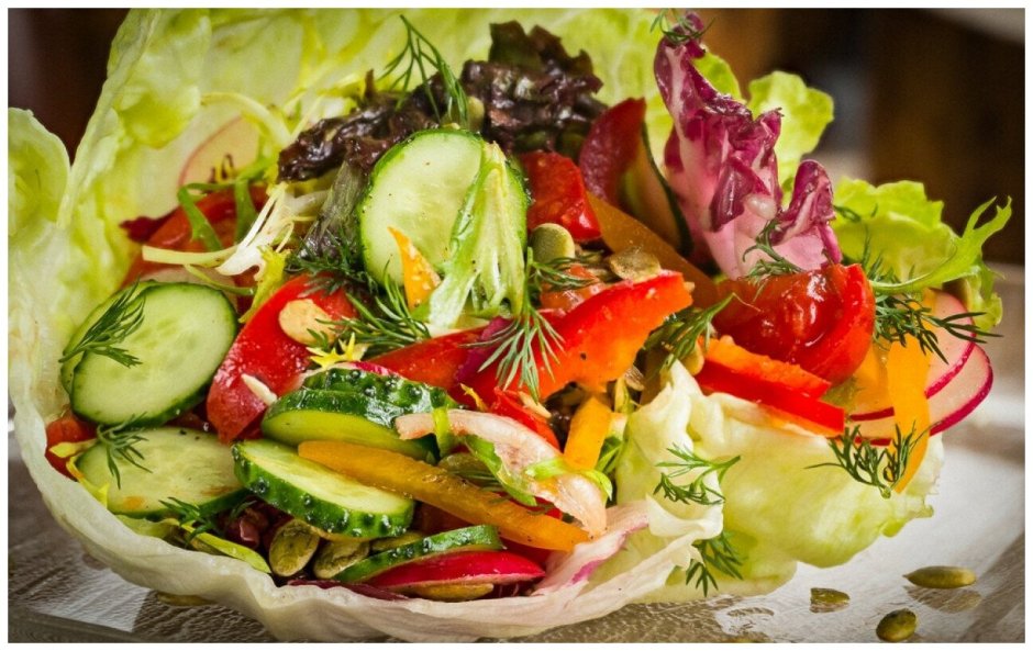 Салат из свежих овощей в ресторане