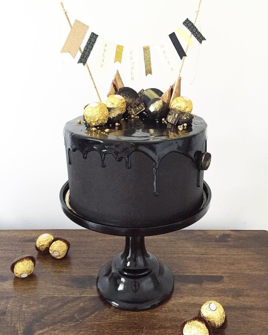 Черный торт с золотом