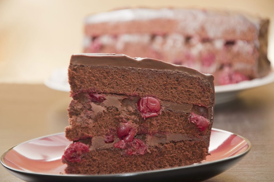Шоколадный торт с шоколадным кремом и вишней разрез