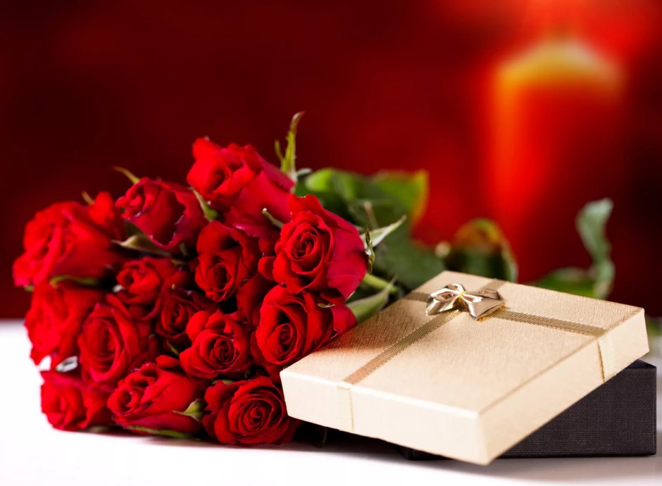 Букет красных роз с подарком
