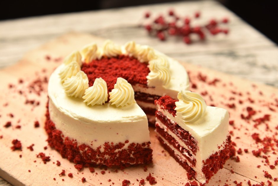 Украшение торта красным кремом
