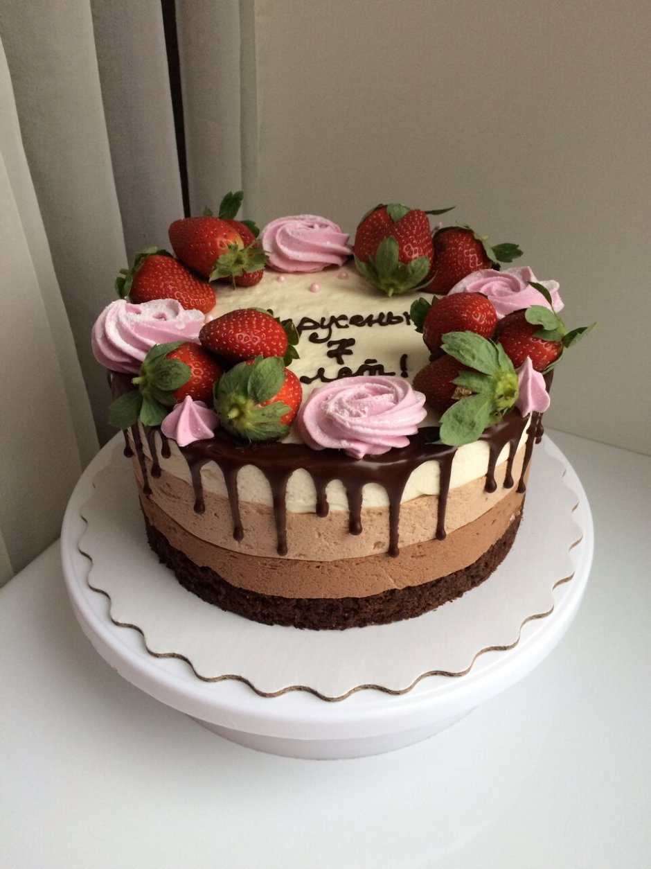 Украшение торта кремом и ягодами