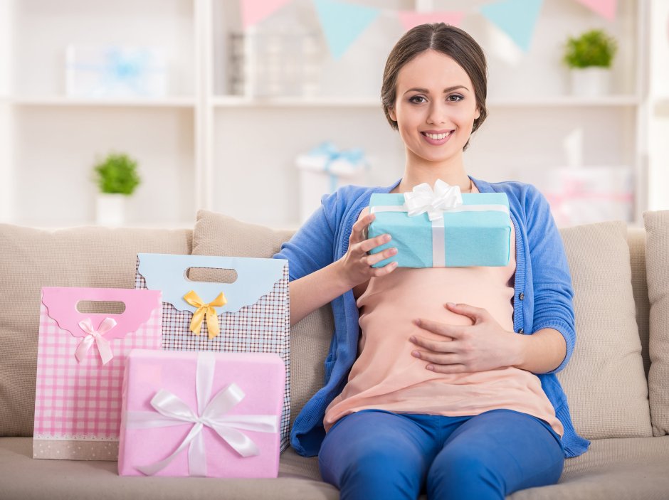 Беременная женщина с подарком