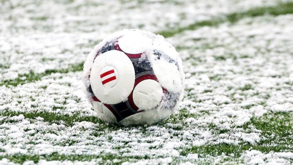 Футбольное поле в снегу